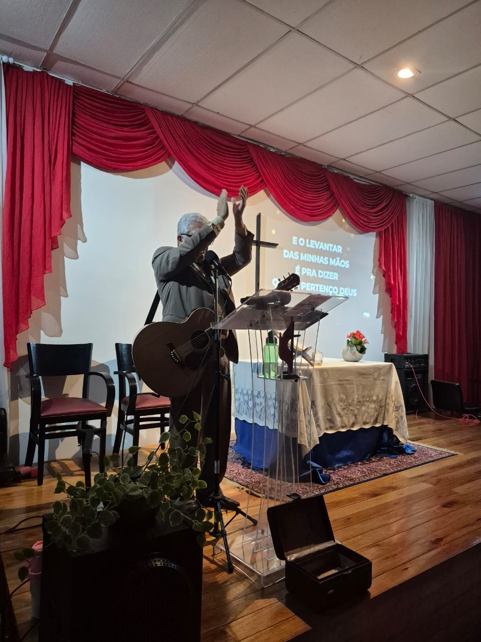 Momento de louvor e adoração no templo